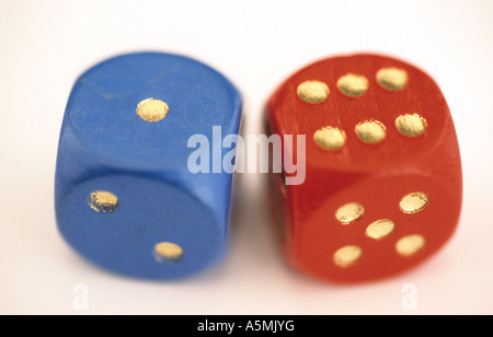 Bunte Würfel Stück Flächig Nebeneinander farbige Würfel blau rot schwarz Geen Blau Rot Grün Schwarz Würfelspiel Glücksspiel Augen Stockfoto