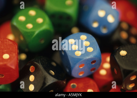 Bunte Würfel Stück Flächig Nebeneinander farbige Würfel blau rot schwarz Geen Blau Rot Grün Schwarz Würfelspiel Glücksspiel Augen Stockfoto