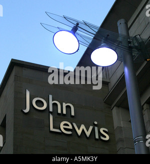 John Lewis Ladenschild beleuchtet von Straßenlaternen in Glasgow Schottland Stockfoto