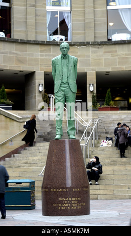 Statue von Donald Dewar Schottlands erster Ministerpräsident an der Spitze der Buchanan Street Glasgow Schottland Stockfoto