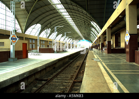 RAJ98895 moderne neue Kopar Khairne leeren Railway Station Navi Mumbai Vashi Bombay Maharashtra, Indien Stockfoto