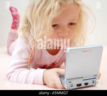4 Jähriges Mädchen Spielt Mit Gameboy vier Jahre altes Mädchen spielen mit Gameboy Art Menschen Mensch Personen Leute Menschen Jung k Stockfoto