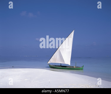 Dorney Boot auf weißem Sand bar Malediven Stockfoto