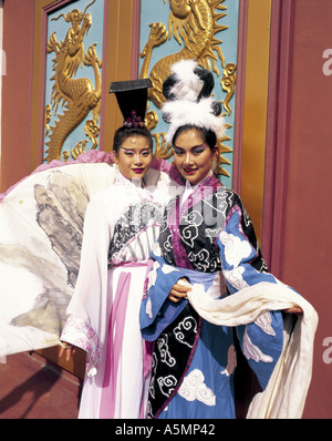 Mädchen in traditionellen chinesischen Kostümen an Haw Par Villa Park Singapore Stockfoto