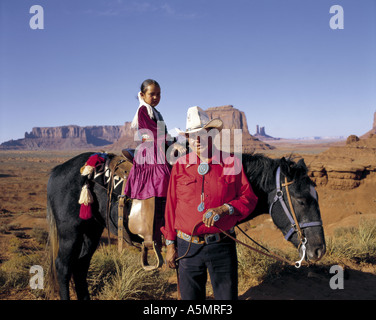 Navajo Mann mit Tochter auf Pferd bei John Ford Point Monument Valley Arizona USA Stockfoto