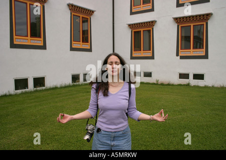 eine Frau in einer Meditation Pose in einem buddhistischen Tempel in der Nähe von Woodstock New York USA Stockfoto