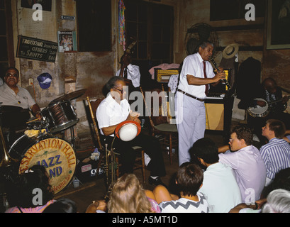 Jazz Band spielt in der historic Preservation Hall auf Bourbon Street New Orleans Louisiana USA Stockfoto