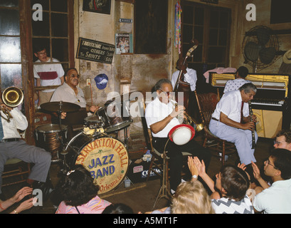 Jazz Band spielt in der historic Preservation Hall auf Bourbon Street New Orleans Louisiana USA Stockfoto