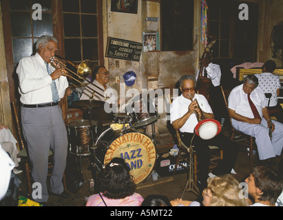 Jazz Band spielt in der historic Preservation Hall auf Bourbon Street New Orleans Louisiana USA Stockfoto