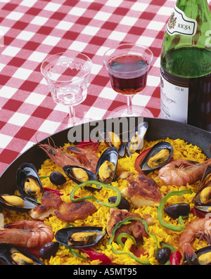 Spanische Paella und Rotwein Stockfoto