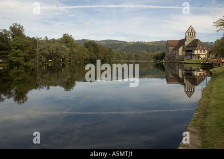 Die Kapelle Büßer und dem Fluss im Beaulieu Sur Dordogne. Stockfoto