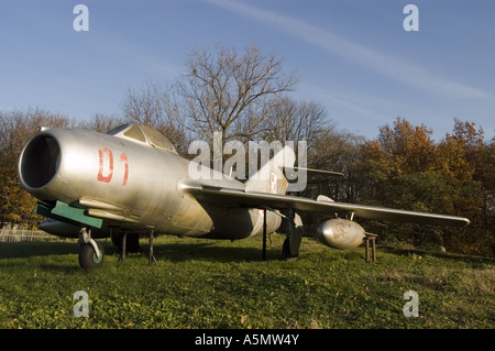 Russisches MIG-15-Kampfflugzeug im Citadel Armeemuseum in Posen, Polen. Im Herbst werden im Freien alte Silberdüsenflugzeuge ausgestellt. Stockfoto