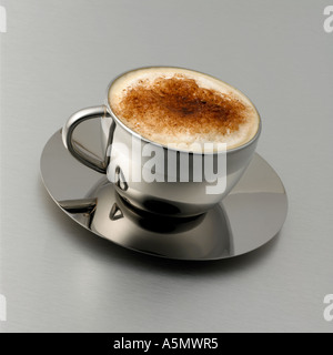 Cappuccino Kaffee in Edelstahl Tasse auf Grau Silber Hintergrund Stockfoto