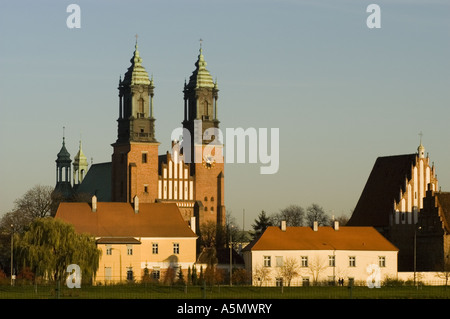 Zwei Türme der Kathedrale von Posen auf der Insel Ostrow Tumski Posen Wielkopolskie Polen. Historische Backsteinarchitektur bei Sonnenuntergang in der Stadt. Stockfoto