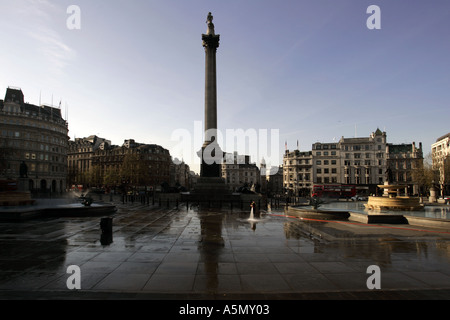 Reinigung von Trafalgar Square am frühen Morgen London England Großbritannien UK Stockfoto