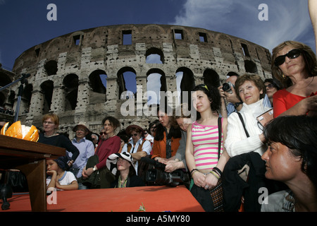 Menschen versammeln sich vor dem Kolosseum Rom Italien Stockfoto