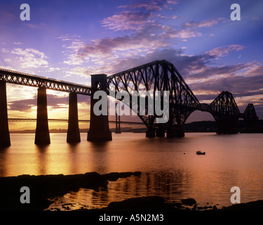 GB - Schottland: Forth Bridge in der Nähe von Edinburgh bei Sonnenuntergang Stockfoto