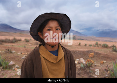 Marina eine Quecha Schäferhund Mädchen Pampasmojo nr Marras über die Heilige Tal nr Cusco Peru Stockfoto