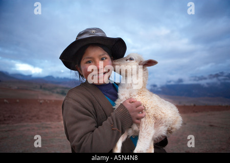 Marina eine Quechua Hirt Mädchen nr Marras auf Pampasmojo Heilige Tal nr Cusco Peru Stockfoto