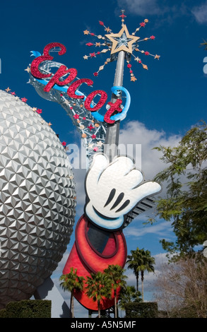 Raumschiff Erde Kugel und Hand von Mickey Mouse am Eingang zum Epcot Walt Disney World in Orlando Florida Stockfoto