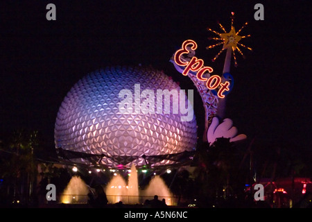 Raumschiff Erde Kugel und Hand von Mickey Mouse am Eingang zum Epcot Walt Disney World in Orlando Florida Stockfoto