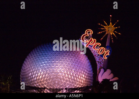 Raumschiff Erde Kugel und Hand von Mickey Mouse am Eingang zum Epcot nachts Walt Disney World in Orlando Florida Stockfoto