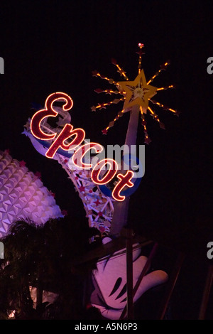 Raumschiff Erde Kugel und Hand von Mickey Mouse am Eingang zum Epcot nachts Walt Disney World in Orlando Florida Stockfoto