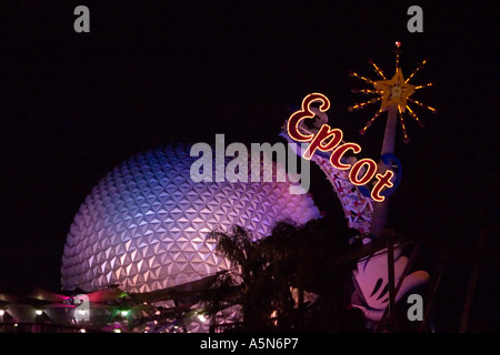 Raumschiff Erde Kugel und Hand von Mickey Mouse am Eingang zum Epcot nachts Walt Disney World in Orlando Florida Stockfoto