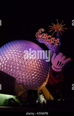 Raumschiff Erde Kugel und Hand von Mickey Mouse am Eingang zum Epcot nachts Walt Disney World in Orlando Florida Stockfoto