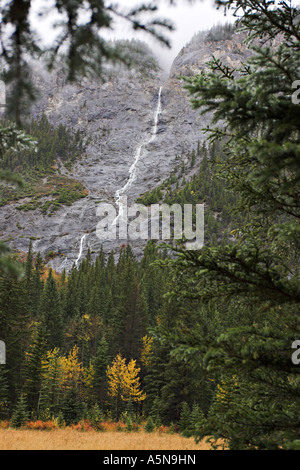 Intermittierende Wasserfall vertikal: ein kleines Rinnsal Wasser bahnt sich ihren Weg aus dem Nebel oben auf der Seite von einem großen grauen Felsen Stockfoto