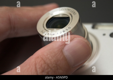 Hand hält Objektivtubus Digitalkamera mit optischen Zoom-Objektiv Stockfoto