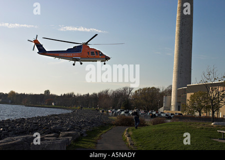 Air Ambulance Landung. Ein Hubschrauber Flugrettung schwebt über dem Krankenhaus Landeplatz vor dem Abwurf eines Patienten. Stockfoto