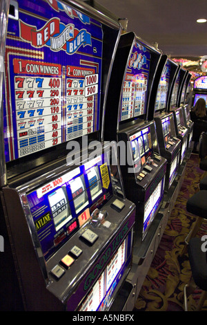 Eine Reihe von hell beleuchteten Spielautomaten in einem Casino, die niemand Las Vegas Nevada USA spielt Slots Stockfoto