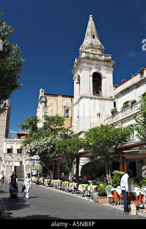 Hauptplatz: He Kirchturm der Kirche von San Giuseppe dominiert den Hauptplatz, umgeben von Cafés im freien Stockfoto