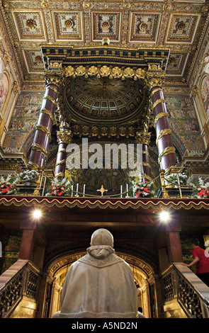 Papst Praying Mary Crowned: Statue von Papst Pius IX betet unter dem Hochaltar und eine vergoldete Decke, einige Fragmente der Krippe Stockfoto