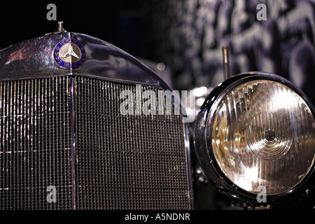 Zu nahe für Komfort: Bosh Lichter Grill und weiß und blau Propeller Abzeichen eines schwarzen 1930er Jahren Mercedes Benz verwendet von Hitler Stockfoto