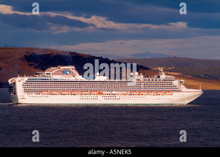 Welt s größte Kreuzfahrtschiff der Diamond Princess in den Derwent River verlassen in Richtung Hobart Tasmanien Neuseeland Stockfoto