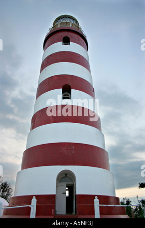Die berühmten roten und weißen Leuchtturm am Hopetown von knapp unter seinen Eingang Abendhimmel hinter Hopetown Abaco Bahamas Stockfoto