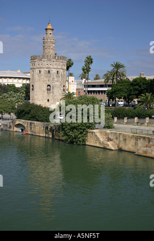 Torre del Oro oder Golden Tower und seine Reflexion Stockfoto