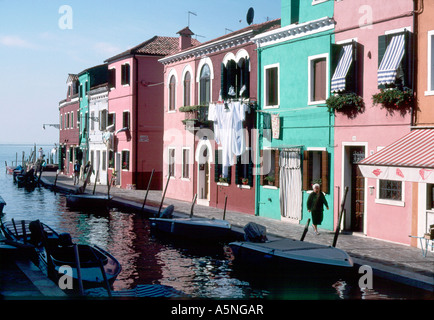 Bunt bemalte Burano Grachtenhäuser Stockfoto