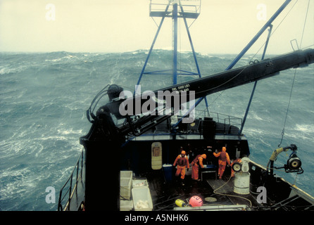 Alaska Beringmeer Krabbe Fischer arbeiten in 40 Fuß Meere und gefährlichen Bedingungen auf einem Boot in der Wildnis des offenen Ozeans Stockfoto