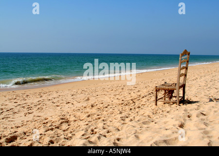 zerlumpt und zerrissenen alten Stuhl an einem einsamen Strand Faro Algarve Portugal Stockfoto