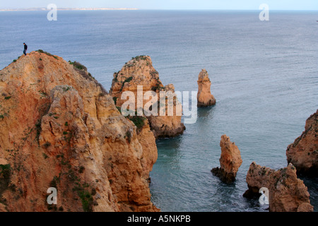 einsame Abenteuer auf hohen Felsen über Ponta da Piedade Lagos Algarve Portugal Stockfoto