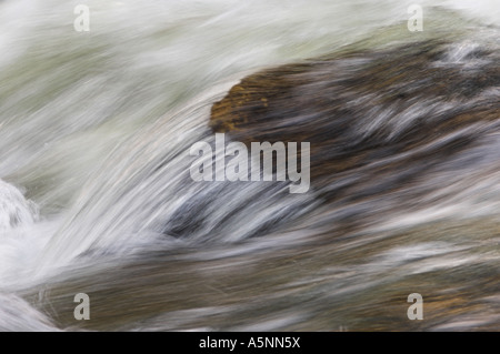 Ein Cairngorm-Fluss in Flut, der Fluss Quoich in der Nähe von Braemar, Aberdeenshire. Stockfoto