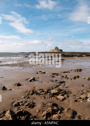 12. Jahrhundert LLANGWYFAN Kirche auf kleine Gezeiten-Insel von Porth Cwyfan Strand bei Ebbe Aberffraw Isle of Anglesey North Wales Stockfoto