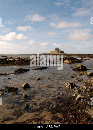 Kirche des 12. Jahrhunderts LLANGWYFAN auf kleine Gezeiten-Insel aus über Fels und Wasser am Strand von Porth Cwyfan Aberffraw Anglesey UK Stockfoto