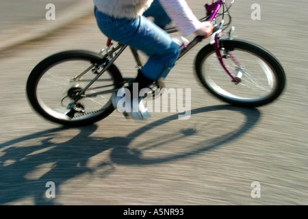 Panorama Bild des Kindes treten Fahrrad Stockfoto