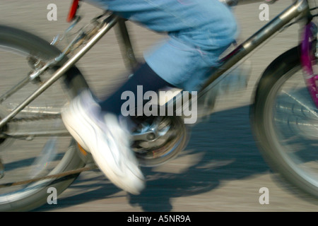 Panorama Bild des Kindes treten Fahrrad Stockfoto