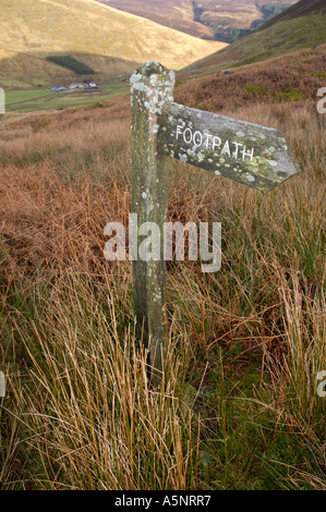 Öffentlichen Fußweg Schild über Brennand Bauernhof Wald von Bowland Lancashire England Stockfoto