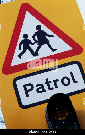 Verkehrszeichen warnen Verkehrsteilnehmer, dass Kinder durchqueren Stockfoto